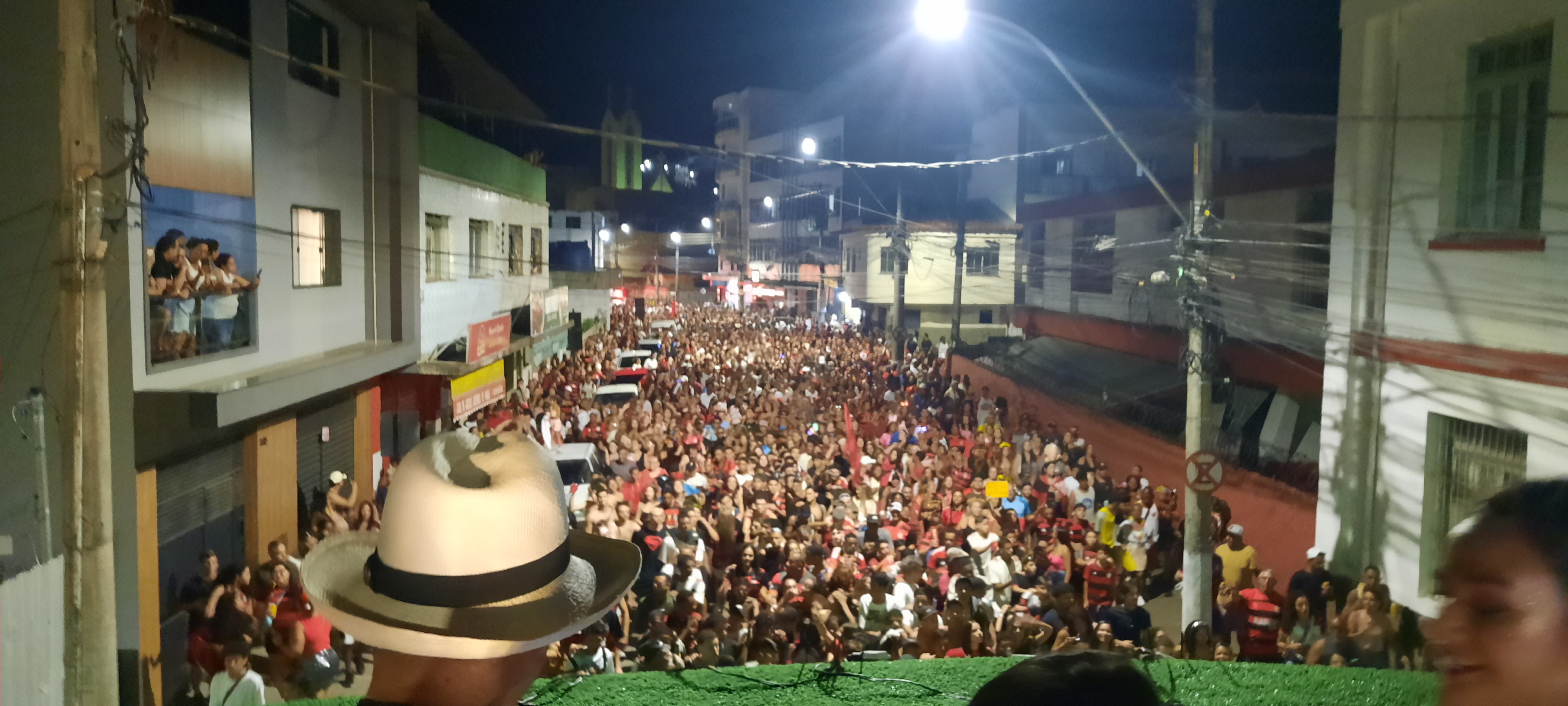 Vídeo: torcida do Flamengo faz a festa no Bloco do Urubu em Santos Dumont