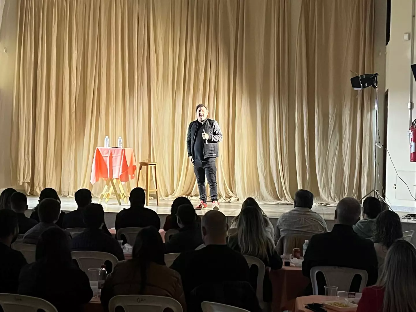 Humorista Gui Santana leva risadas ao público em Itaberá com show de stand-up