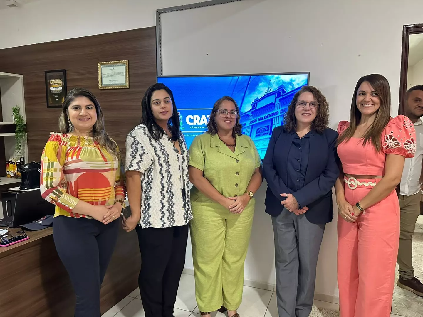 Câmara do Crato recebe secretária da Diversidade para tratar de políticas para mulheres e LGBTQIAPN+