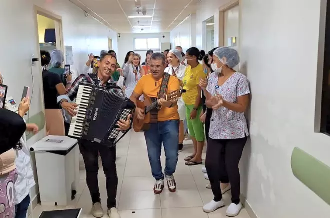 Saúde:  Ação com tema junino leva alegria e acolhimento a pacientes internados no Hospital Regional do Cariri