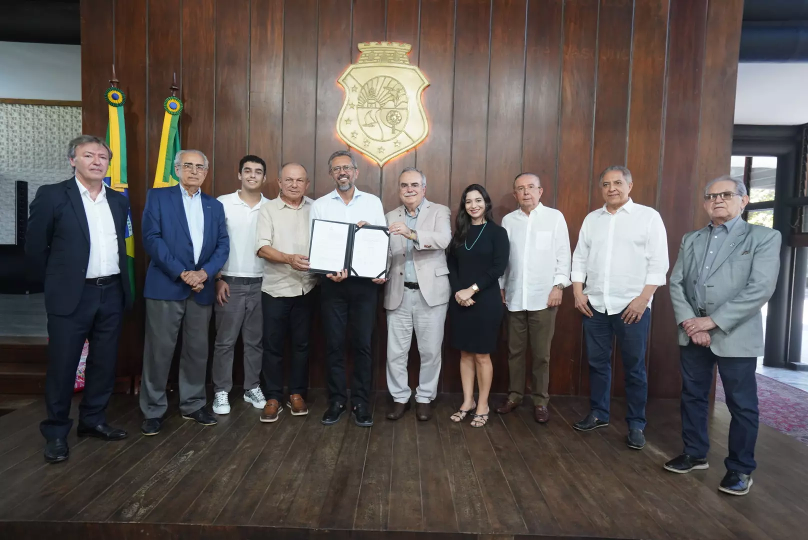 Governador Elmano de Freitas assina decreto com condições diferenciadas de pagamento do ICMS para lojistas