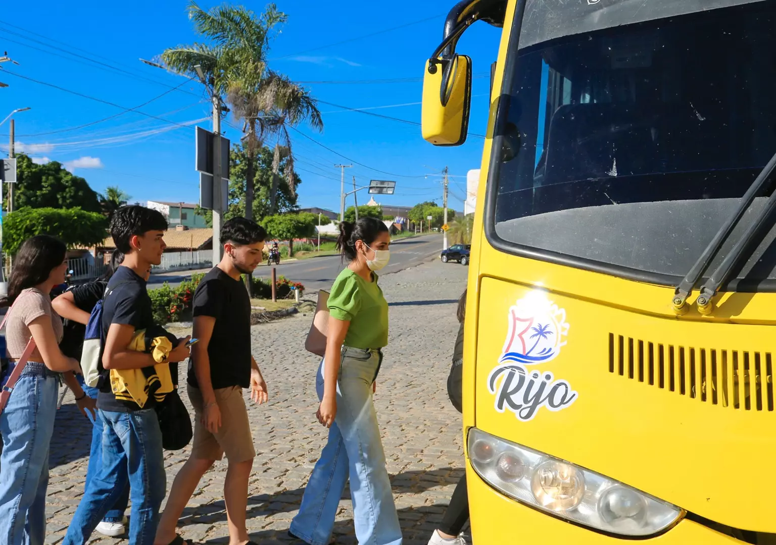 Vereadores de oposição votam contra transporte universitário gratuito e credenciamento de cooperativas em Várzea Alegre