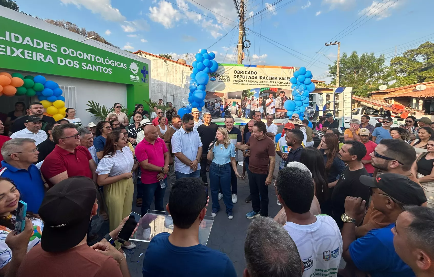 POÇÃO DE PEDRAS: Jhulio Sousa inaugura obras e entrega ambulância e outros veículos
