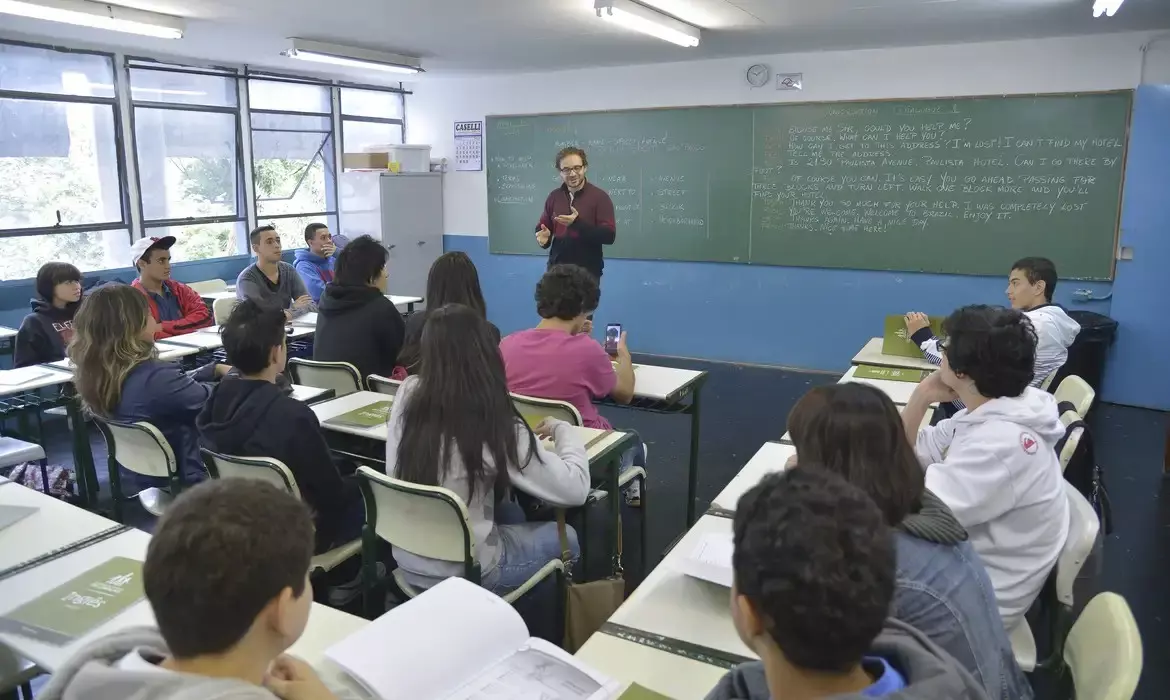 EDUCAÇÃO: Piso do magistério tem reajuste de 5,4% e vai a R$ 5,1 mil em 2026