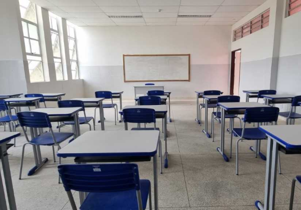 Ex-funcionária invade escola e ameaça vice-diretora com massageador
