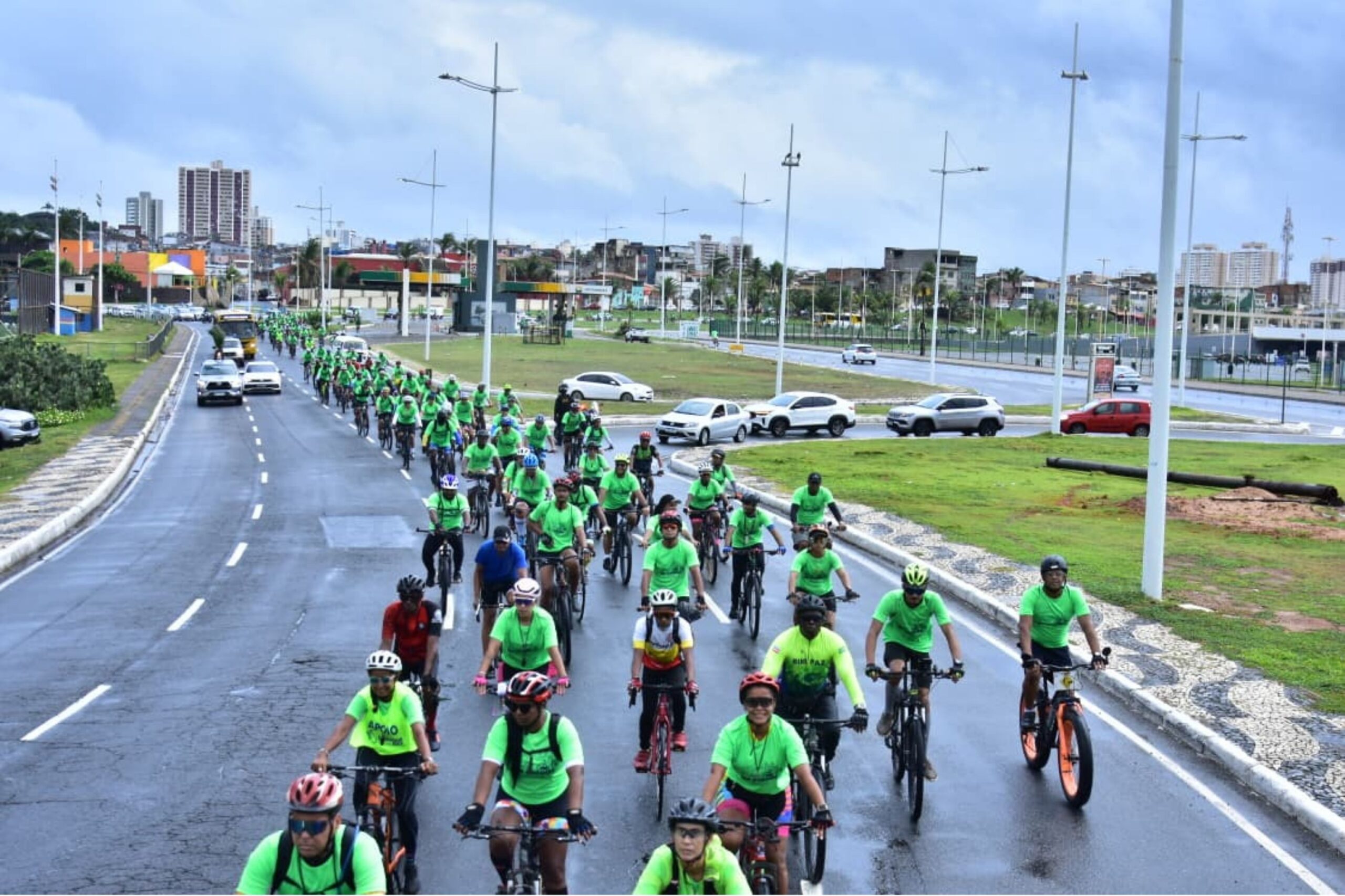 Pedal da Cidade reúne ciclistas na orla de Salvador em celebração aos 477 anos da capital baiana