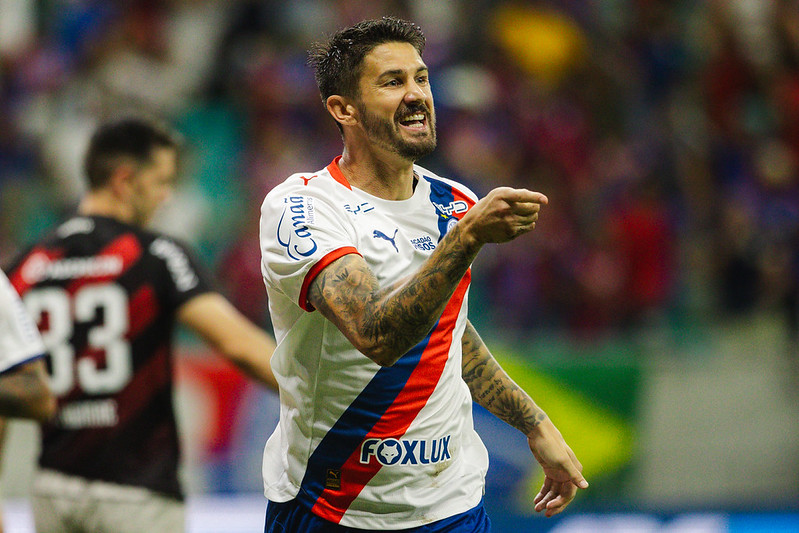 Com dois de Everaldo, Bahia bate o Athletico por 3 a 0 e entra no G4