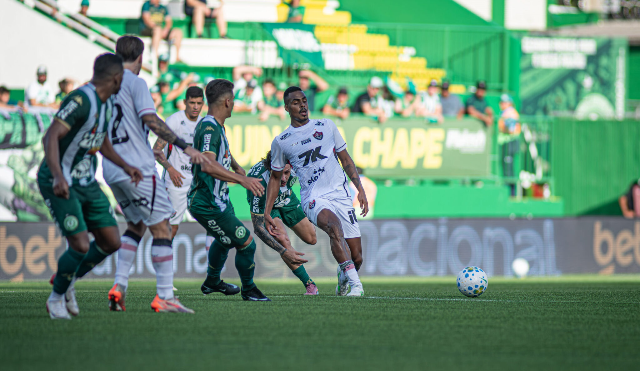 Com um jogador a menos, Vitória empata com a Chapecoense fora de casa