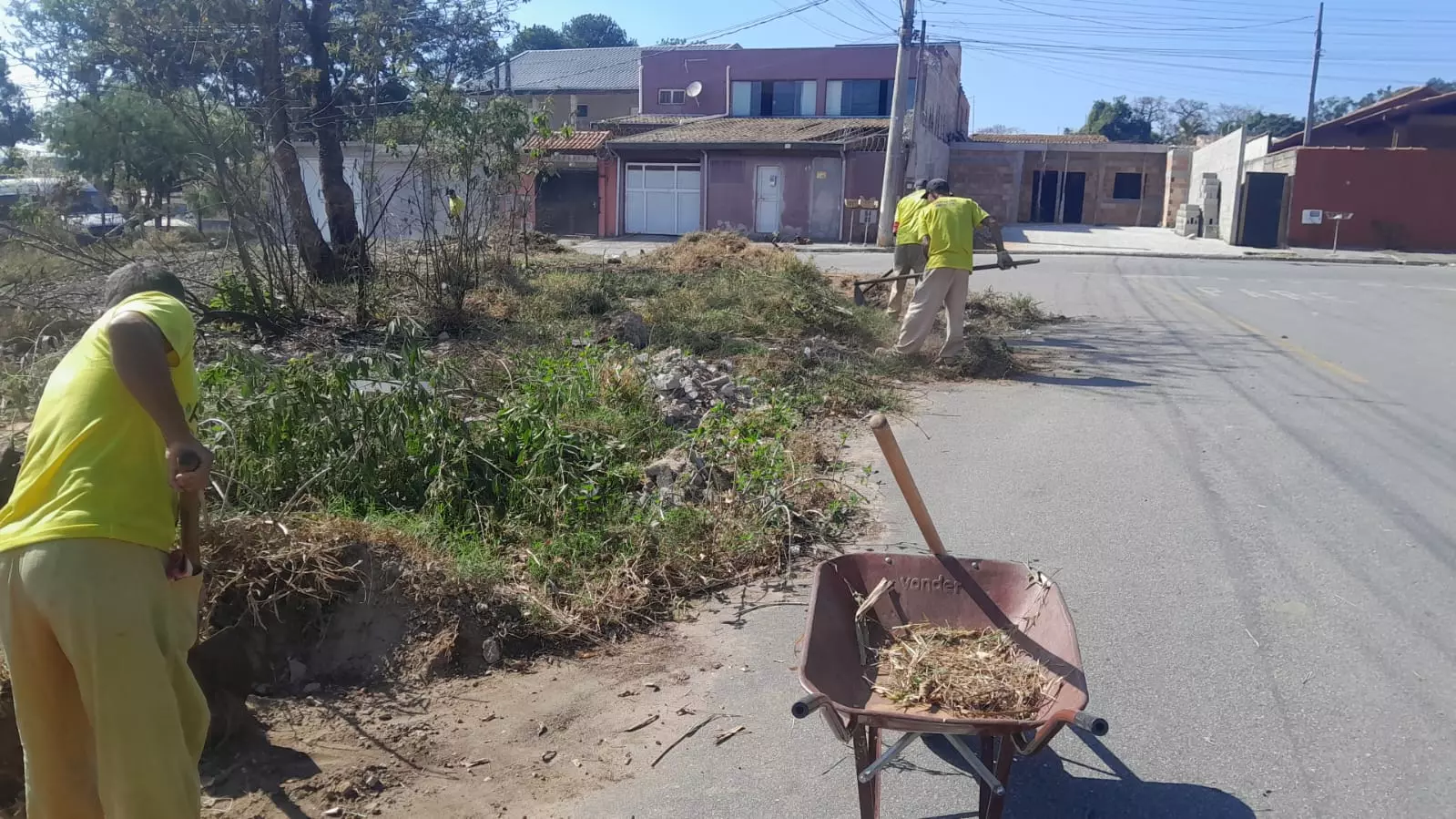 Ação da Prefeitura Transforma a Zona Leste de Pindamonhangaba com Serviços de Limpeza