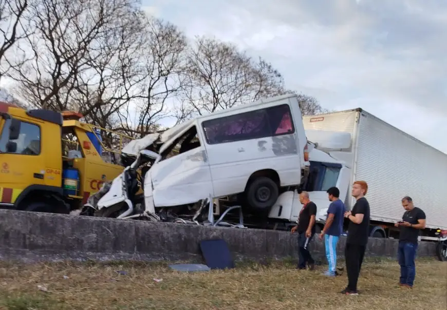 Grave Engavetamento na Dutra Interdita Pista em Caçapava na Tarde Desta Terça-feira