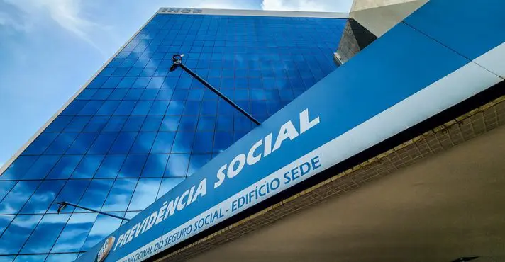 Crise no INSS: Fila de espera atinge recorde histórico e soma quase 3 milhões de pedidos