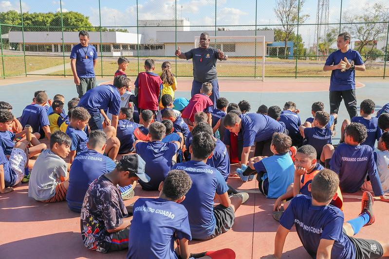 Projeto Formando Cidadão oferece aulas gratuitas de futebol para cerca de 150 crianças e adolescentes