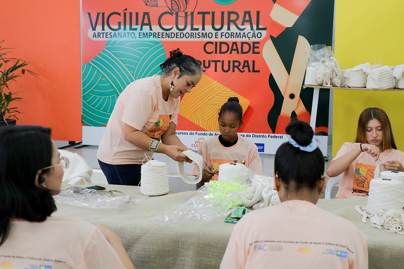 Projeto leva oficinas de crochê gratuitas à Estrutural com foco em renda e inclusão