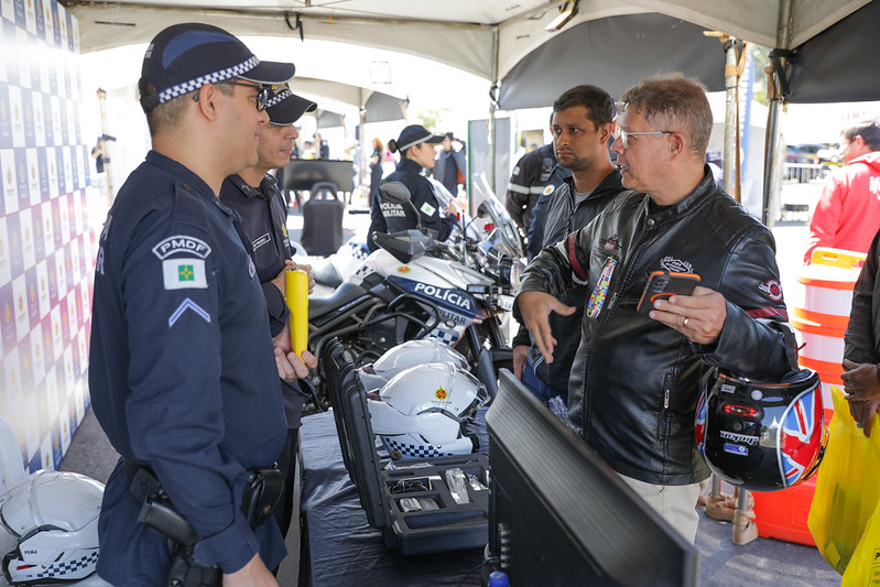 Pit Stop Educativo leva conscientização no trânsito para motociclistas no centro de Brasília