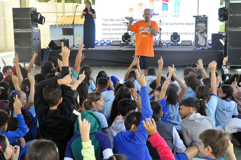Projeto Escola + Arte leva arte, música e reflexão para crianças da rede pública de ensino