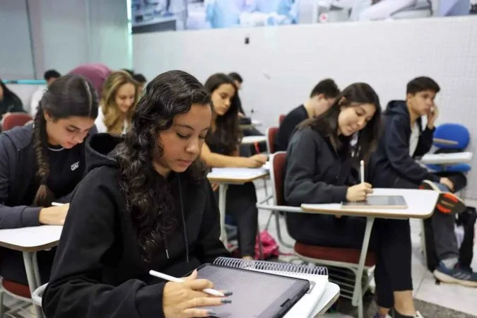 Mulheres são 60% dos 4,8 milhões de inscritos no Enem 2025