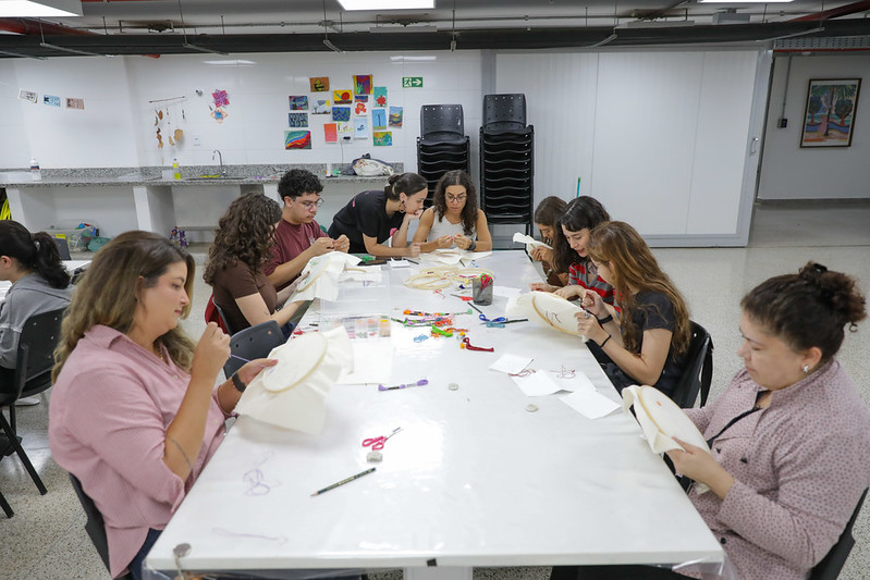 Ateliê do MAB oferece programação de férias com minicursos de bordado e pintura