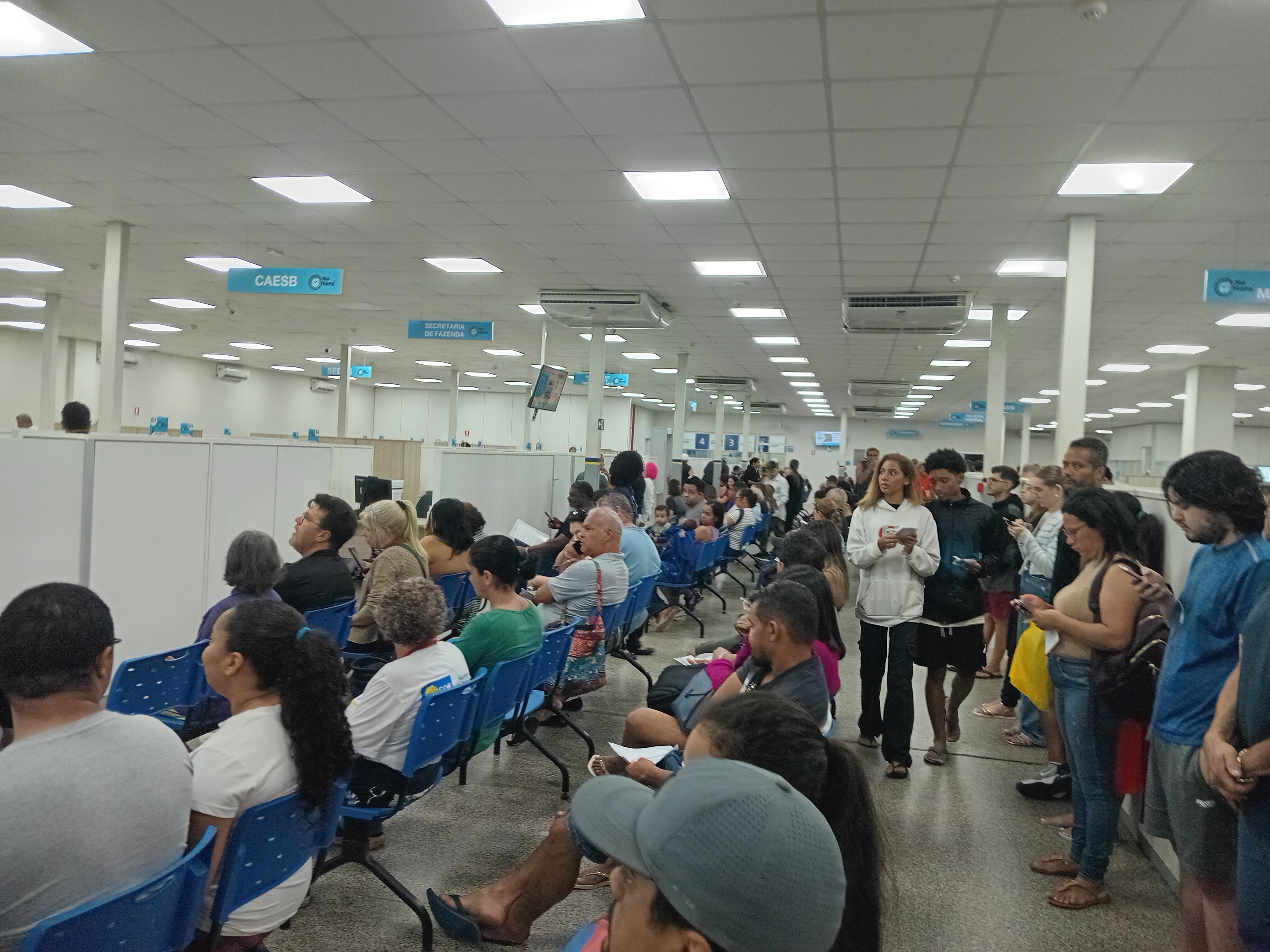 Volta as aulas provoca  longas filas no Na Hora de Ceilândia