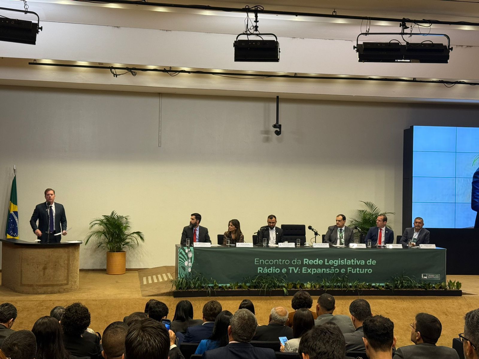 Câmara de Camaçari marca presença em evento que trata da ampliação do sinal aberto de TVs Legislativas